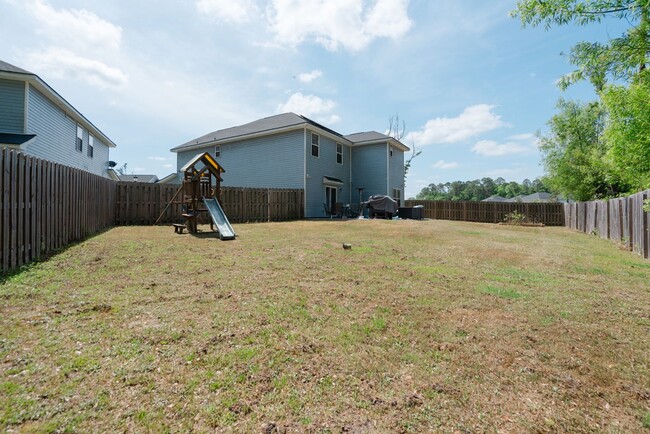 Building Photo - Spacious 4 Bed, 4 Bath Home in HOA Community