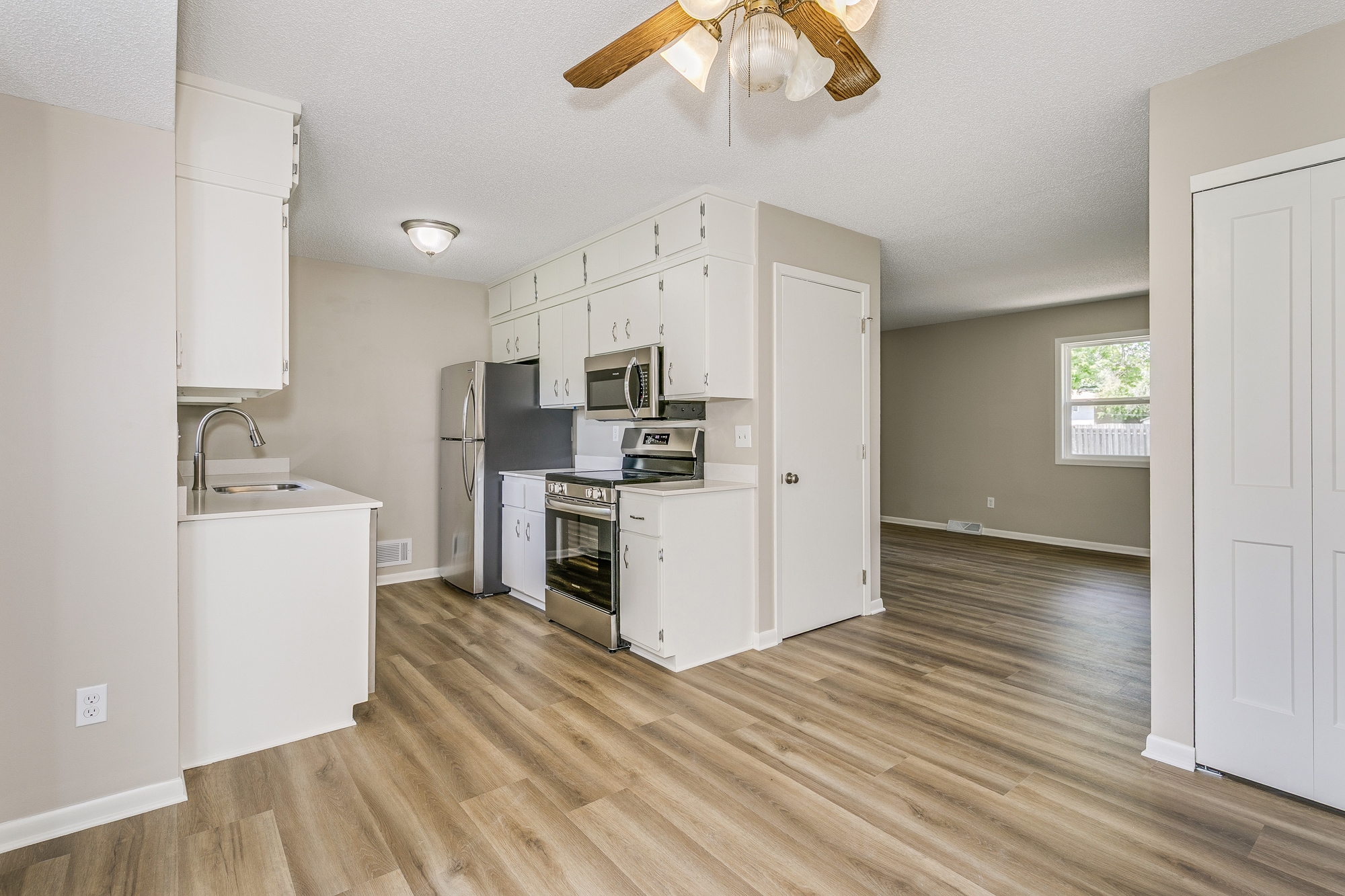 Kitchen - 16376 Fishing Ave W