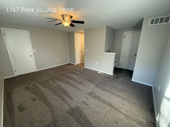 Building Photo - 2 Bedroom 2.5 Bath Townhome