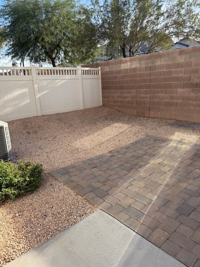 Building Photo - Fabulous Floor-Plan in Paradise Court!