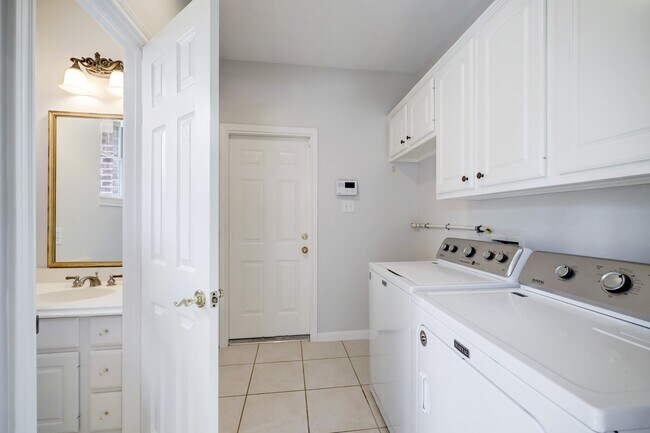 Building Photo - 14 Greenside Pl