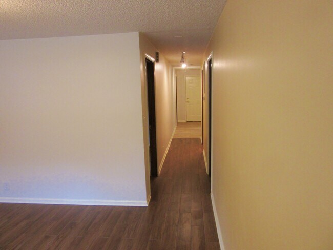 Building Photo - 406 W Maple St
