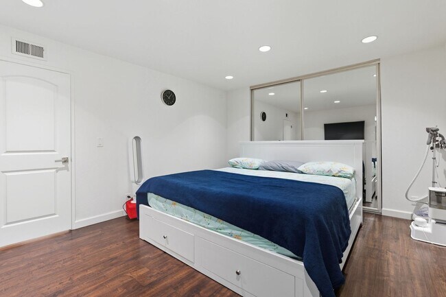 Building Photo - Welcome to elegant living in the heart of ...