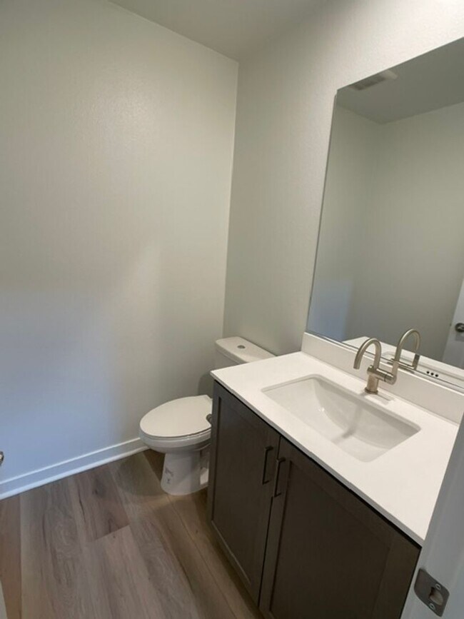Building Photo - Camarillo 3 Bed 4 Bathroom Never Lived In Condo