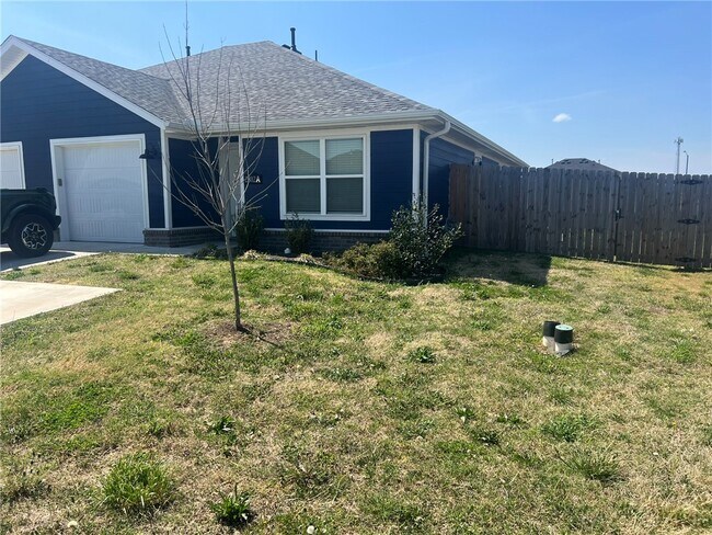 Building Photo - 2802 N Teresa Dr