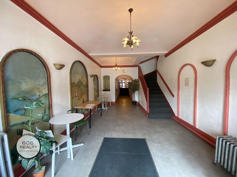 Building Photo - 3120 S Oak Park Ave