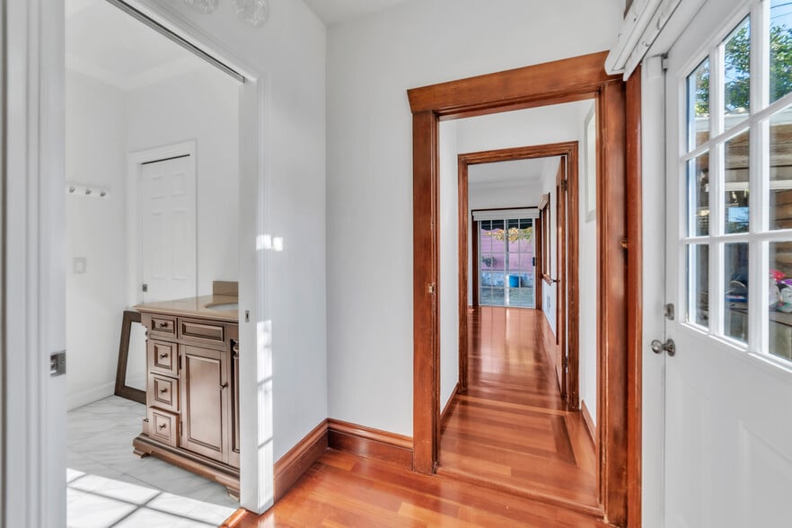 Building Photo - 80 Corona St