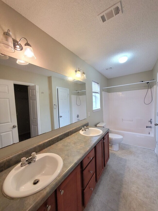 Building Photo - 7802 Heirloom Dr