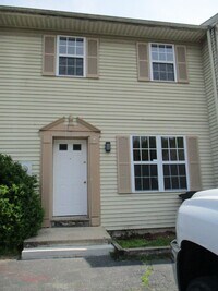 Building Photo - 3BR Townhome - Northampton School District