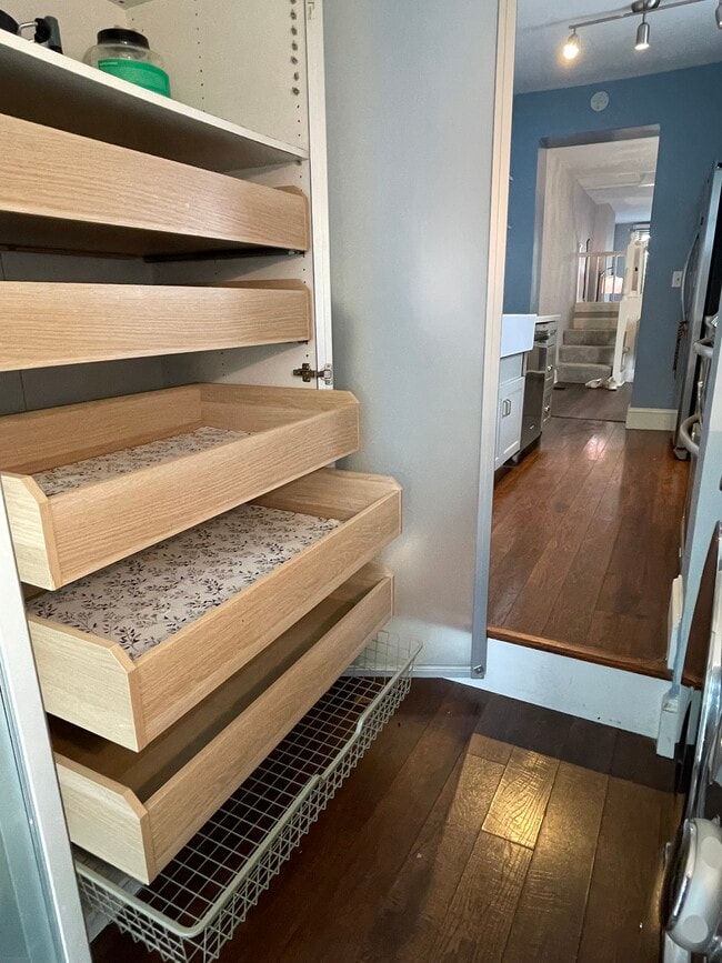 Huge pantry - 3507 Gough St