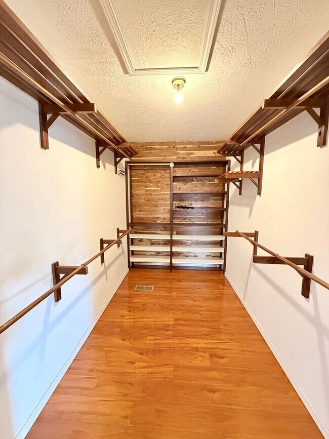 Building Photo - Stunning 5-Bedroom Home with Pool in Desir...