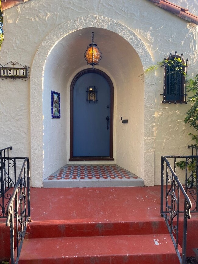 Building Photo - Charming Mediterranean Circa 1937 House