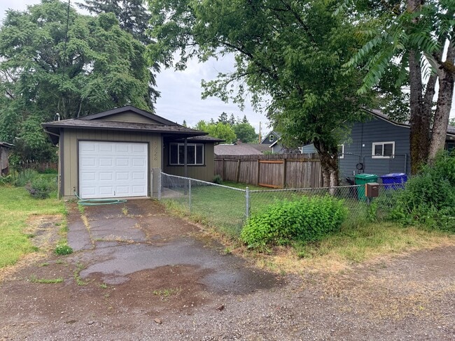 Building Photo - Cute 3 bedroom 1 bath Close to Brentwood City Park and freeway access.