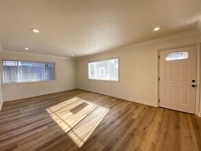 Building Photo - Home in Oceanside, Close to Mission Beach!