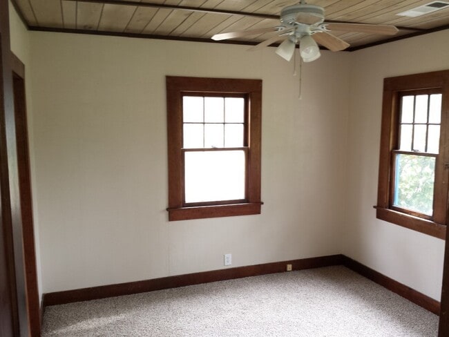 Building Photo - Country Charm Just Minutes From Town!