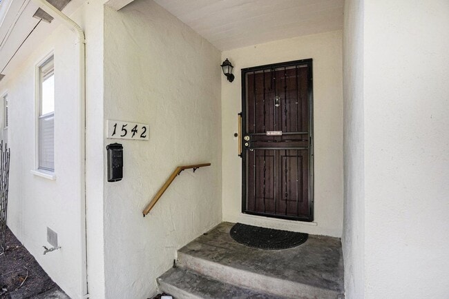 Building Photo - 1542 Bay St. - 2 bedroom | 1 bath | Large backyard