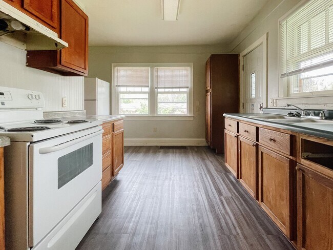 Building Photo - Pet-Friendly 2 Bedroom Home Near Downtown Muncie! W/D Hookups!