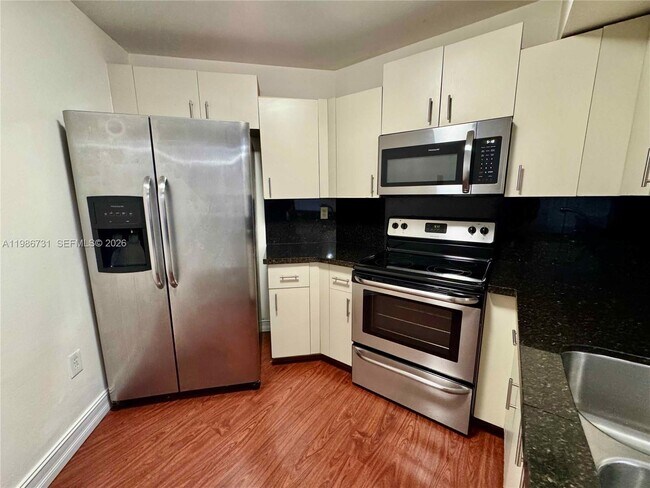 Building Photo - 9731 Fontainebleau Blvd