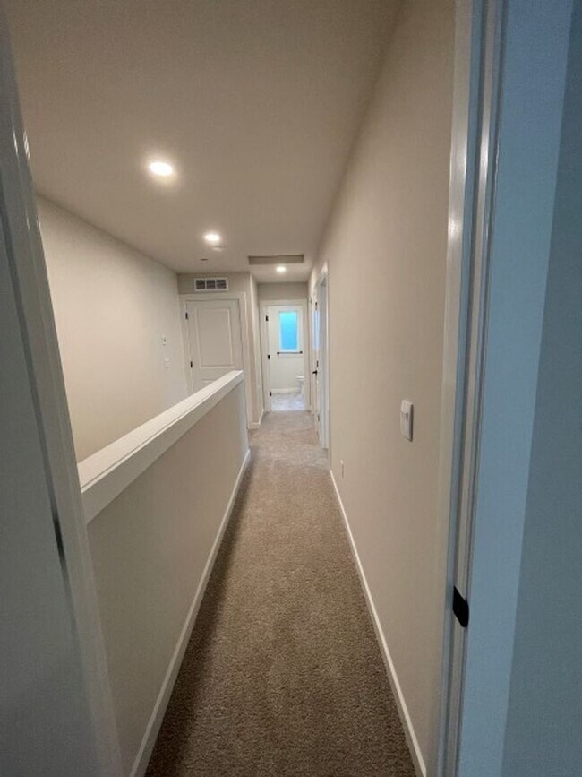 Building Photo - 4Bd/3.5Ba Snohomish Townhouse