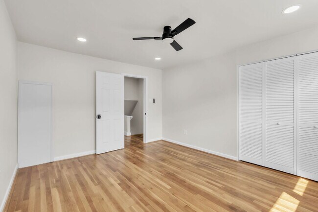Building Photo - Newly Renovated 2 BR/ 1.5 BA Condo off Eas...