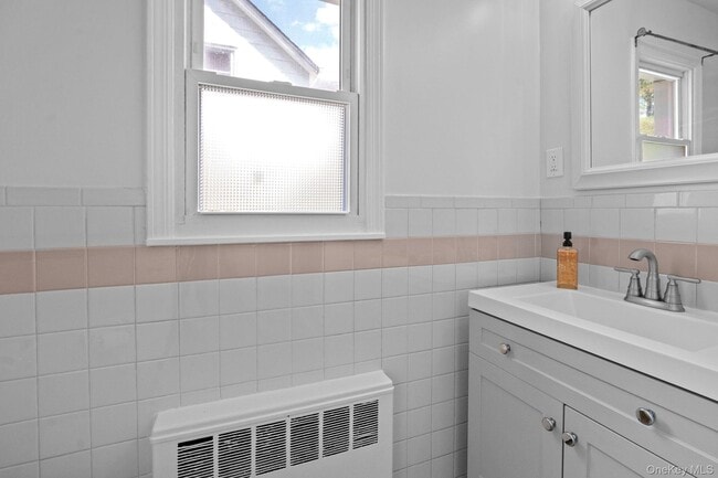 Building Photo - 25 Maple Ave