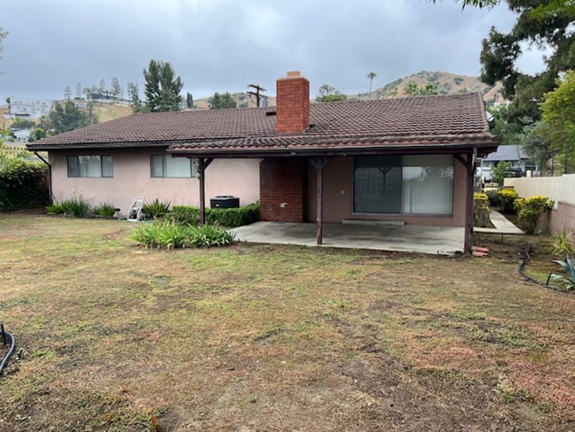 Building Photo - Hillside 3 Bed / 1 3/4 Bath Ranch Style Ho...