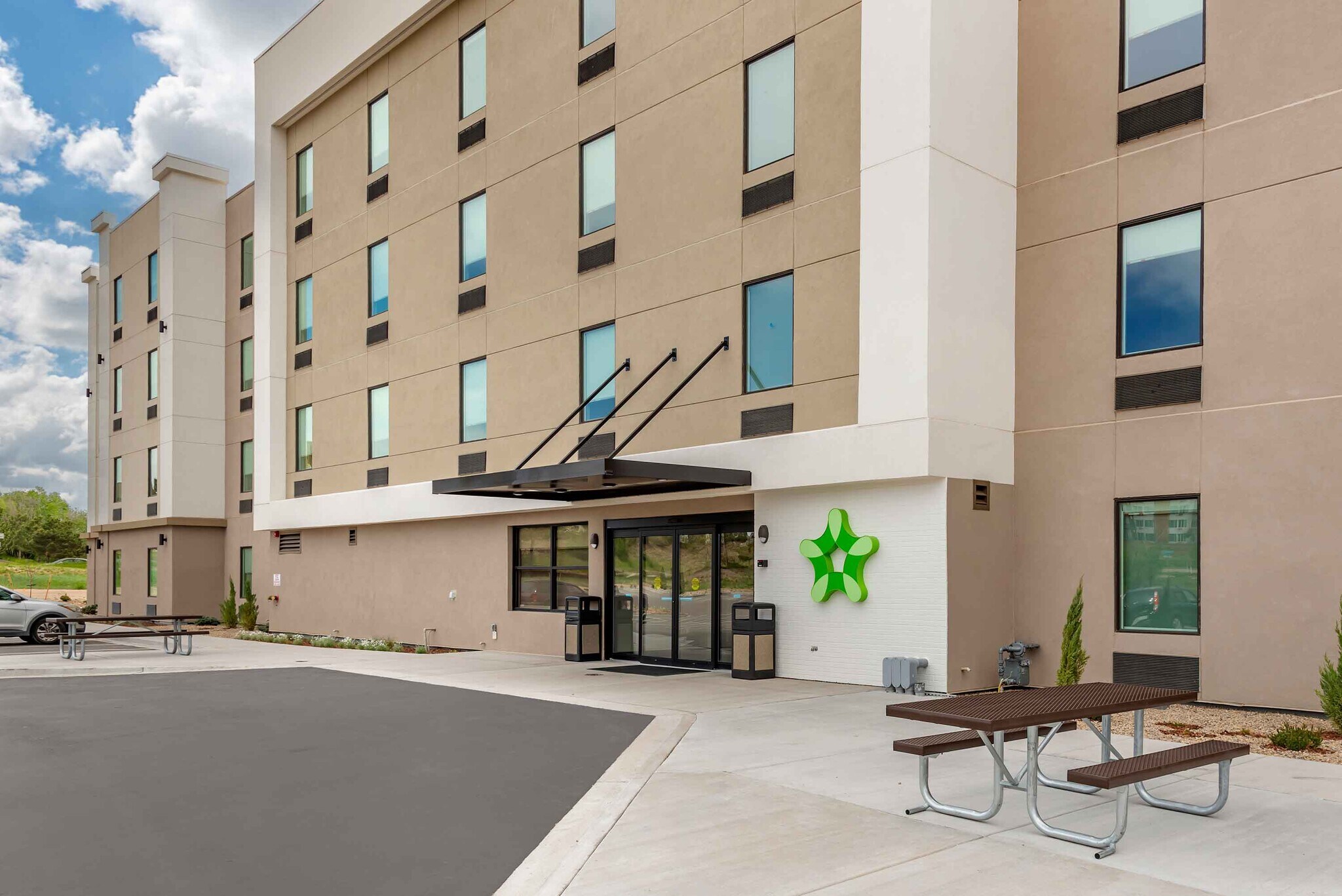 Building Photo - Furnished Studio-Colorado Springs - Center...