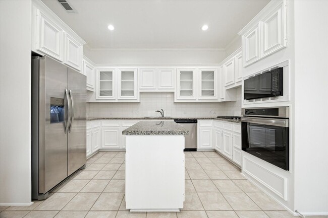 Building Photo - Beautiful Home Near University of St. Thomas