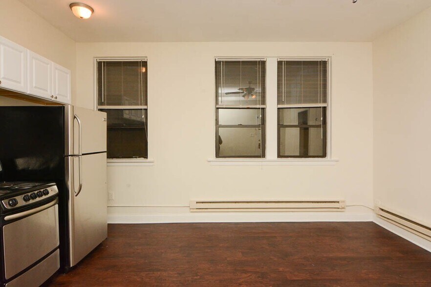 Building Photo - 3350 N Marshfield Ave