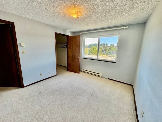 Building Photo - 2 Bedroom Beach Front Condo in Ocean Park!