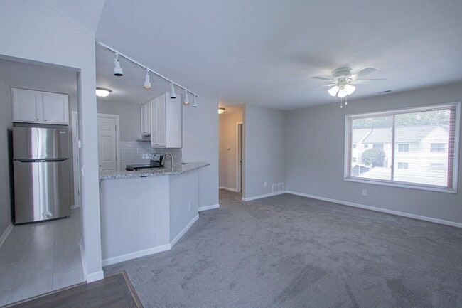 Building Photo - 75 Rosebud Ln