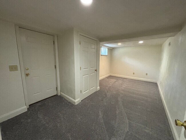 Building Photo - 1009 Montgomery St NW