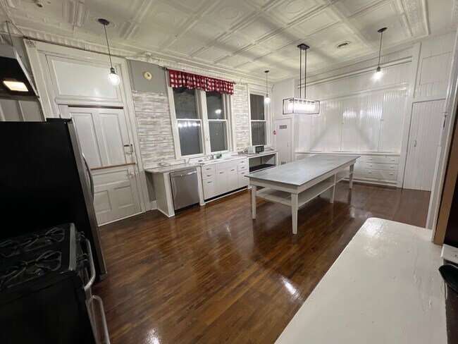 Kitchen - 506 W Sheridan Ave