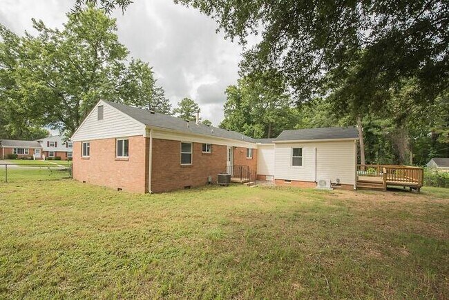 Building Photo - Spacious 4 Bedroom Home in West End Manor – Available April 10 – $2,600/mo