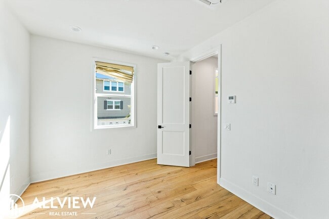 Building Photo - Coastal Modern 5 Bed/4 Bath Home Available...