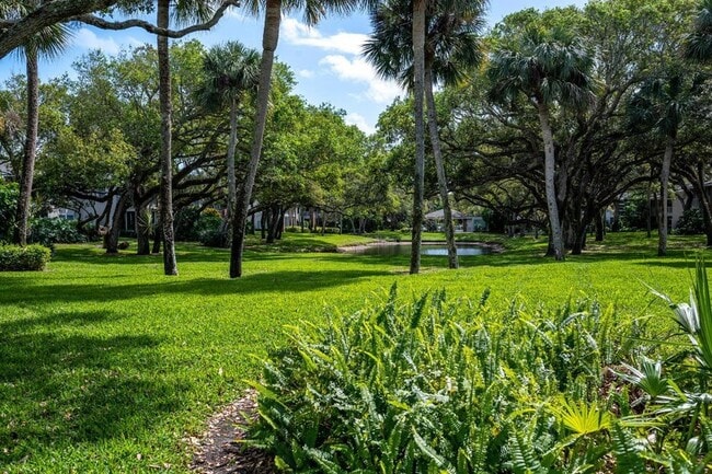 Building Photo - 2 Park Shores Cir