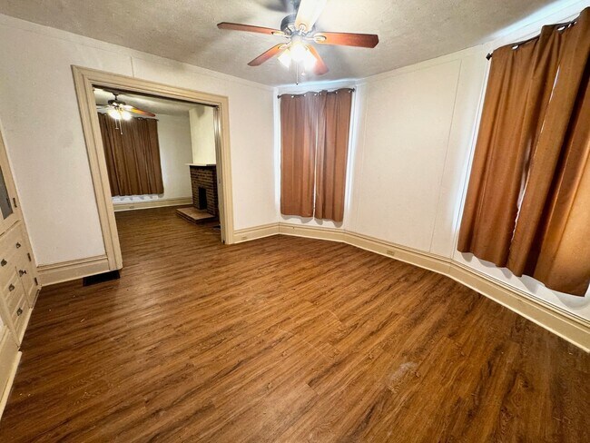 Building Photo - Welcome Home to 1101 Fredonia!