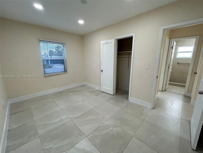 Building Photo - 610 E 8th Ave