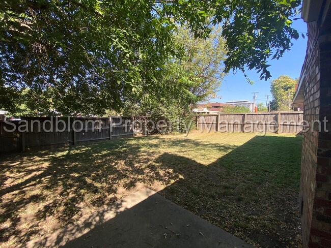 Building Photo - FOR LEASE | Midtown | 3 Bed, 2 Bath Duplex...