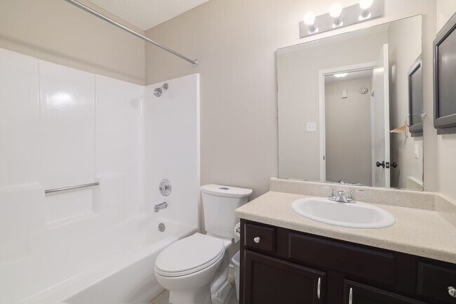 Building Photo - Freshly Renovated! Great Location! Such a sweet home