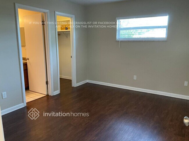 Building Photo - 2401 Driftwood Dr