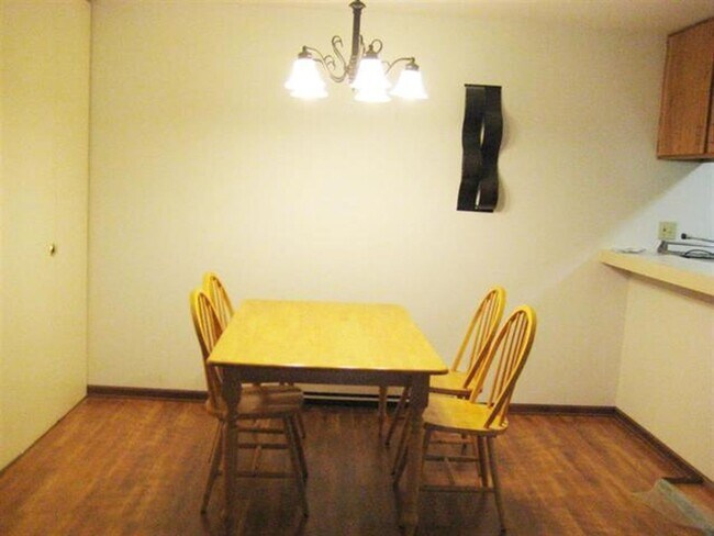 Building Photo - Spacious 2 bed 1 bathroom Condominium