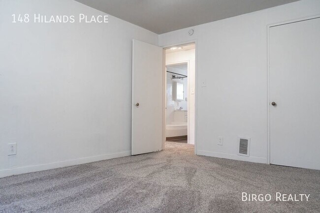 Building Photo - Move in special! First month free rent!