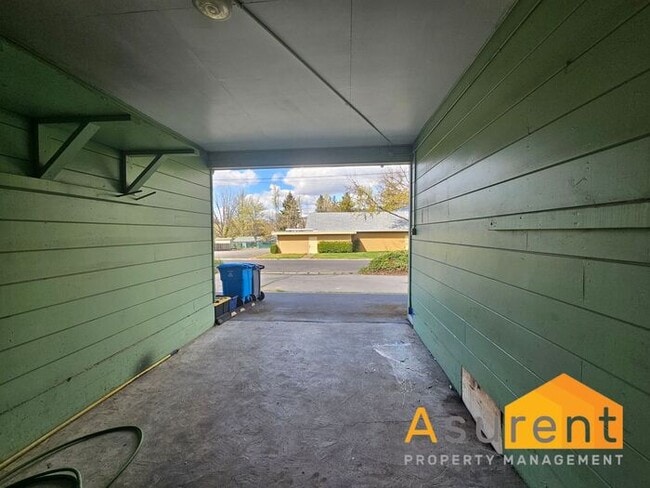 Building Photo - MOVE IN SPECIAL: $500 OFF on First Full Months Rent! Freshly Renovated 2-Bedroom, 1-Bath Duplex i...