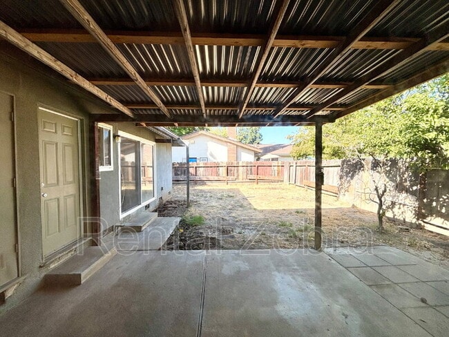 Building Photo - 3047 Bedford Dr
