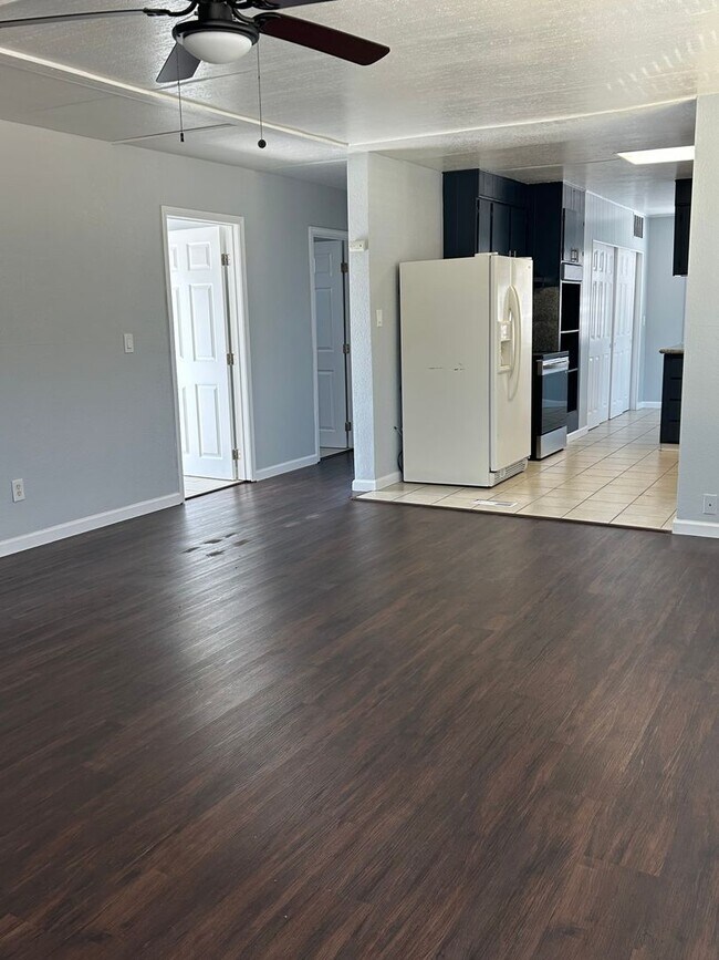 Building Photo - Country Home Three Bedroom