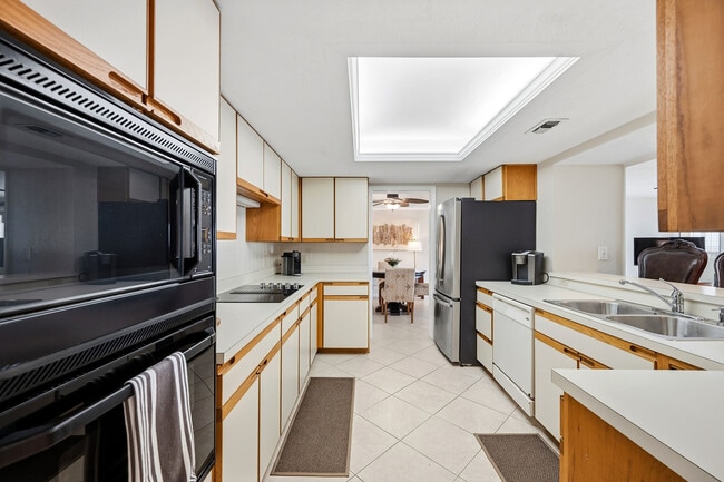 Building Photo - 5601 Turtle Bay Dr