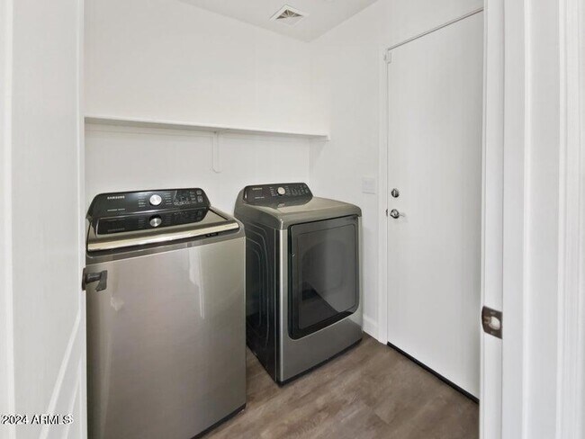 Building Photo - 866 S Cerise