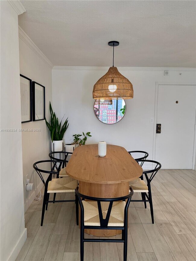 Building Photo - 1450 Brickell Bay Dr