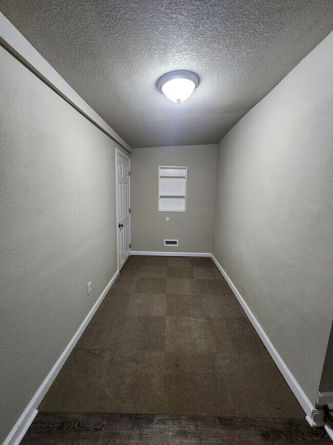 Building Photo - 3BR Home with Modern Kitchen in Knoxville, IA